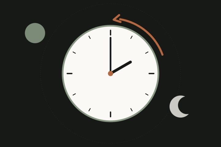 Illustration of a clock at two o’clock with an arrow turning back one hour